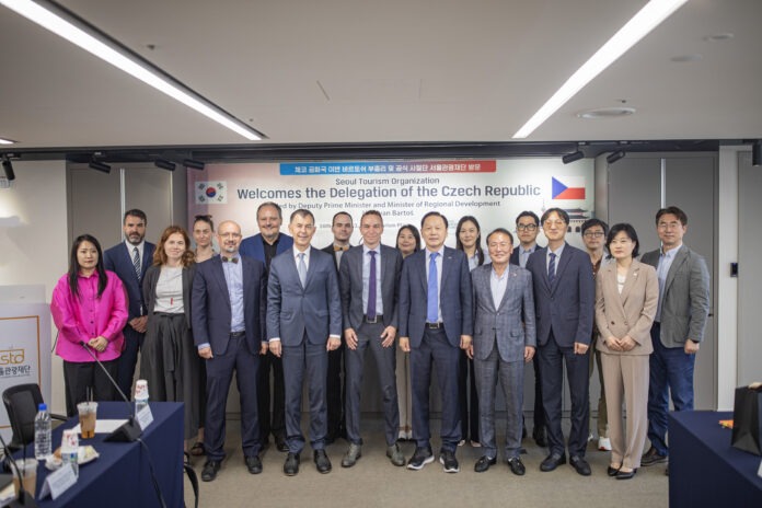 (대표사진) 체코 공식 사절단과 서울관광재단의 단체 기념촬영