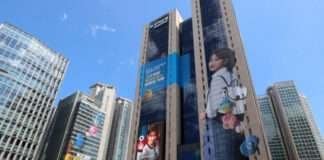우리은행, 국내 최초 핸드폰끼리 터치 한 번으로 계좌이체 한다