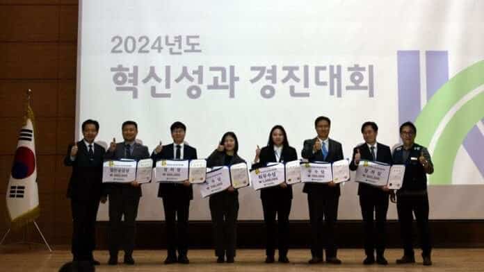 사본 -사진. 혁신성과 경진대회를 진행하고 수상자들이 기념사진을 촬영하고 있다