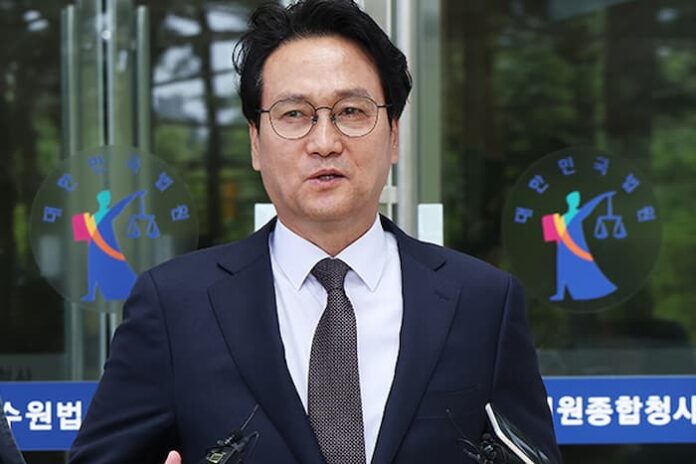 법원 앞에서 발언하는 경기교육감 선거 후보의 모습