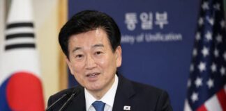 좌충우돌 정동영… 북한에는 유화책, 미국에는 불신 정동영 통일부 장관이 행사장에 입장하는 모습