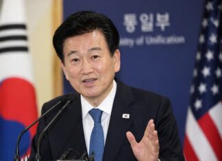 좌충우돌 정동영… 북한에는 유화책, 미국에는 불신 정동영 통일부 장관이 행사장에 입장하는 모습