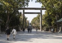 60대 한국인 ‘야스쿠니 신사’ 앞에서 현수막 펼쳐…위력업무방해 혐의로 입건 도쿄 야스쿠니 신사 정문과 참배 동선을 보여주는 실사형 재현 이미지