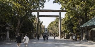 60대 한국인 ‘야스쿠니 신사’ 앞에서 현수막 펼쳐…위력업무방해 혐의로 입건 도쿄 야스쿠니 신사 정문과 참배 동선을 보여주는 실사형 재현 이미지