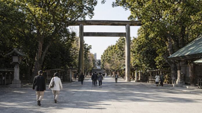 도쿄 야스쿠니 신사 정문과 참배 동선을 보여주는 실사형 재현 이미지