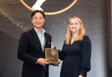 매출은 ‘역대급’, 경영은 ‘비상’… 대한항공의 이유 있는 ‘엄살’인가, ‘절규’인가 "독일 함부르크 WTCE 현장에서 열린 '2023 온보드 호스피탈리티 어워즈' 시상식. 대한항공 최정만 기내서비스본부 전무(왼쪽)가 줄리 백스터 편집장으로부터 '최우수 기내 어메니티-퍼스트 클래스' 부문 1위 상패를 전달받고 기념 촬영을 하고 있다."