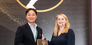 매출은 ‘역대급’, 경영은 ‘비상’… 대한항공의 이유 있는 ‘엄살’인가, ‘절규’인가 "독일 함부르크 WTCE 현장에서 열린 '2023 온보드 호스피탈리티 어워즈' 시상식. 대한항공 최정만 기내서비스본부 전무(왼쪽)가 줄리 백스터 편집장으로부터 '최우수 기내 어메니티-퍼스트 클래스' 부문 1위 상패를 전달받고 기념 촬영을 하고 있다."