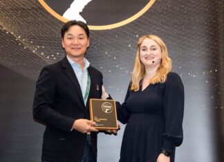 매출은 ‘역대급’, 경영은 ‘비상’… 대한항공의 이유 있는 ‘엄살’인가, ‘절규’인가 "독일 함부르크 WTCE 현장에서 열린 '2023 온보드 호스피탈리티 어워즈' 시상식. 대한항공 최정만 기내서비스본부 전무(왼쪽)가 줄리 백스터 편집장으로부터 '최우수 기내 어메니티-퍼스트 클래스' 부문 1위 상패를 전달받고 기념 촬영을 하고 있다."