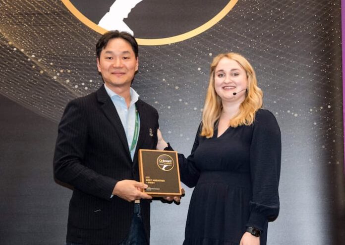 "독일 함부르크 WTCE 현장에서 열린 '2023 온보드 호스피탈리티 어워즈' 시상식. 대한항공 최정만 기내서비스본부 전무(왼쪽)가 줄리 백스터 편집장으로부터 '최우수 기내 어메니티-퍼스트 클래스' 부문 1위 상패를 전달받고 기념 촬영을 하고 있다."