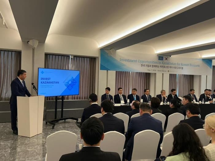 카자흐스탄 대표단과 한국 기업 관계자들이 서울에서 양자 면담을 진행하고 있다