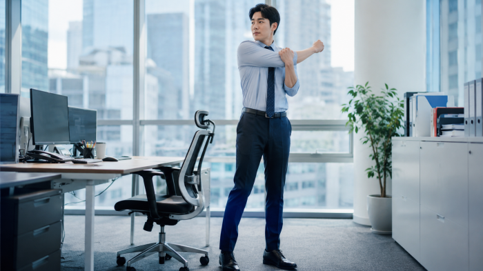 사무실에서 스트레칭하는 직장인