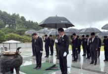 한국교육시설안전원, 현충일 앞두고 국립현충원서 태극기 봉사