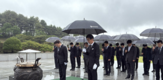한국교육시설안전원, 현충일 앞두고 국립현충원서 태극기 봉사
