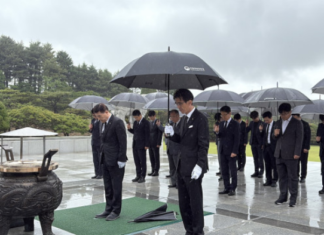 한국교육시설안전원, 현충일 앞두고 국립현충원서 태극기 봉사