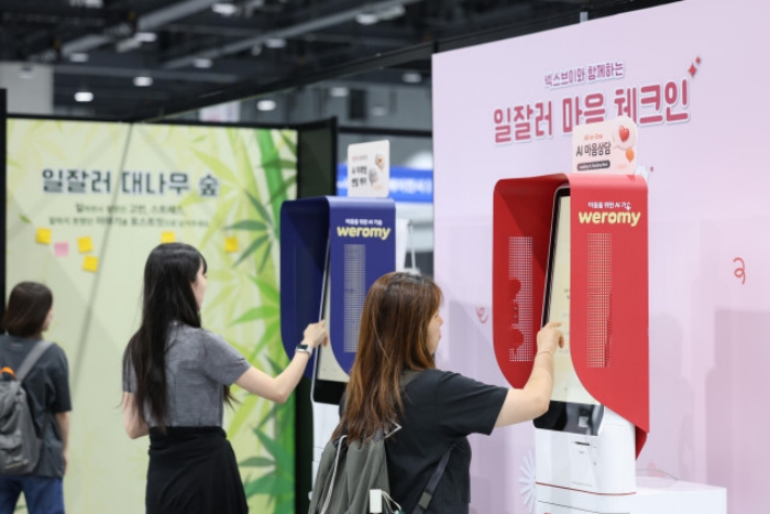2026 일잘러 페스타 팀장모드 ON 템플릿 특별관에서 참관객이 와콤 태블릿으로 업무 템플릿을 체험하는 모습