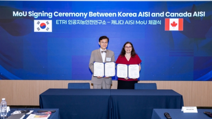 한국 인공지능안전연구소와 캐나다 인공지능안전연구소가 MOU를 체결하는 모습