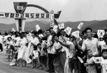 호남 소외론은 망국병인가① | 경부고속도로는 정말 ‘영남 특혜’였나 경부고속도로 개통 당시의 역사적 현장을 재현한 흑백 이미지