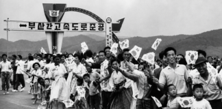 호남 소외론은 망국병인가① | 경부고속도로는 정말 ‘영남 특혜’였나 경부고속도로 개통 당시의 역사적 현장을 재현한 흑백 이미지