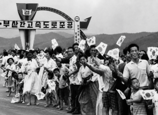 호남 소외론은 망국병인가① | 경부고속도로는 정말 ‘영남 특혜’였나 경부고속도로 개통 당시의 역사적 현장을 재현한 흑백 이미지