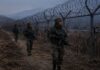 ‘DMZ 돌아다니는 살인병기’라고?…민주주의를 말하기 전에 사실부터 정확히 써라 DMZ 철책선을 따라 경계근무를 수행하는 한국군 장병들