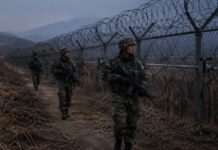 ‘DMZ 돌아다니는 살인병기’라고?…민주주의를 말하기 전에 사실부터 정확히 써라 DMZ 철책선을 따라 경계근무를 수행하는 한국군 장병들