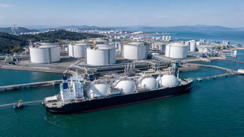 한국 LNG 터미널의 저장탱크와 접안 중인 LNG 운반선