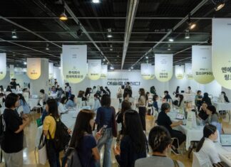 “검색해도 안 나오는 예술계 취업정보”…2705명 몰린 일자리 박람회 홍익대 대학로 아트센터에서 열린 2026 예술 일자리 박람회 채용 상담 부스