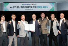 “엘리베이터 비상벨, AI가 먼저 분석한다”…현대엘리베이터·LGU+ 실증 착수 현대엘리베이터와 LG유플러스 관계자들이 승강기 원격관제 협약서를 들고 기념 촬영하는 모습