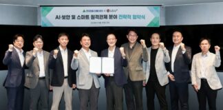 “엘리베이터 비상벨, AI가 먼저 분석한다”…현대엘리베이터·LGU+ 실증 착수 현대엘리베이터와 LG유플러스 관계자들이 승강기 원격관제 협약서를 들고 기념 촬영하는 모습
