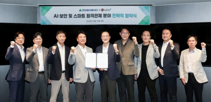2026091709180312134_1 현대엘리베이터와 LG유플러스 관계자들이 승강기 원격관제 협약서를 들고 기념 촬영하는 모습