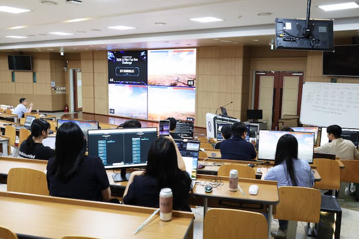 한국항공대 AI 파일럿 대회 예선을 운영하는 진행요원들