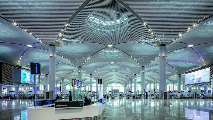 높은 천장과 대형 체크인 시설을 갖춘 이스탄불공항 출국장