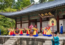 “예약 못 했어도 궁궐로 가자”… 가을 궁중문화축전, 현장에서 즐기는 프로그램 총정리 가을 궁중문화축전 창경궁 시간여행에서 전통 복식을 입은 출연진이 공연하는 모습