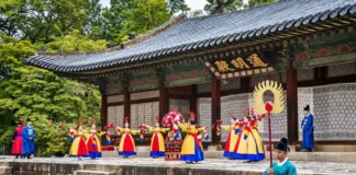 “예약 못 했어도 궁궐로 가자”… 가을 궁중문화축전, 현장에서 즐기는 프로그램 총정리 가을 궁중문화축전 창경궁 시간여행에서 전통 복식을 입은 출연진이 공연하는 모습