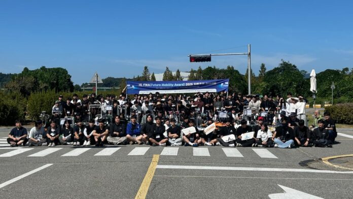 사진1. 제6회 대학생 자율주행 경진대회, 개막식에서 참가팀이 단체사진을 촬영하고 있다 (1)