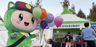 한국도로교통공단, 원주 댄싱카니발서 교통안전 알리고 운전면허발급 지원