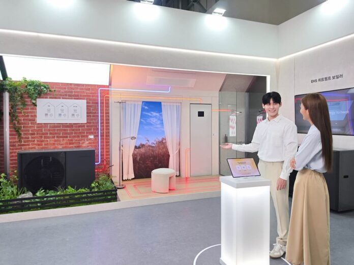 삼성전자 EHS 올인원 2026 기후산업국제박람회에서 삼성전자 EHS 올인원을 체험하는 모델
