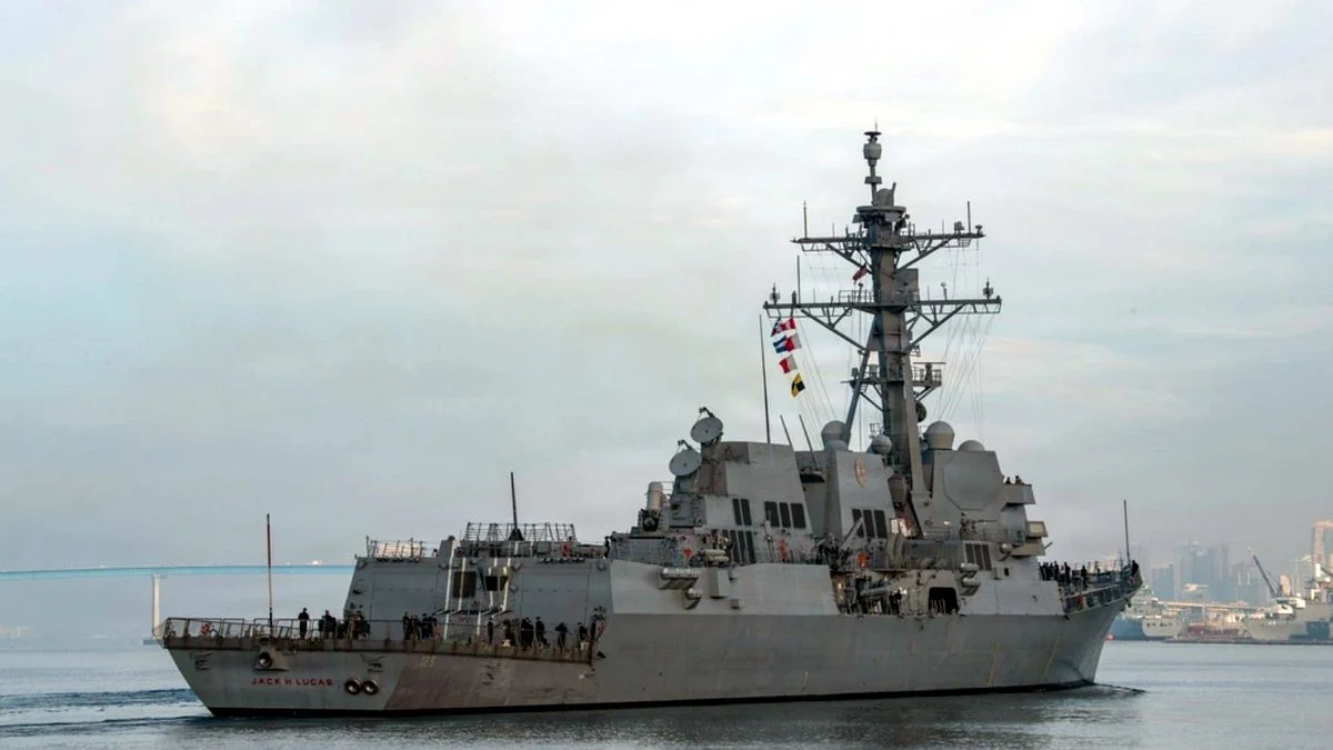 미 해군 USS Jack H. Lucas 구축함 측면 항해 모습