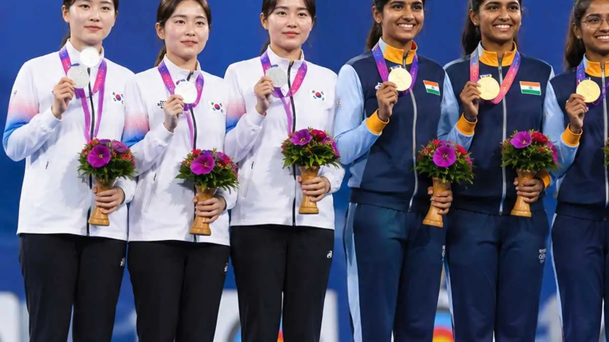 한국 여자 리커브 은메달과 인도 금메달을 표현한 아시안게임 단체전 시상식 재구성 이미지