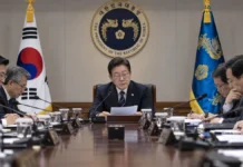 검찰청 폐지 후폭풍… 사법부 겨눈 탄핵·선거 압박에 권력분립 무너진다 권력의 집중을 보여주듯 굳은 표정으로 국무회의를 주재하고 있는 이재명 대통령의 모습