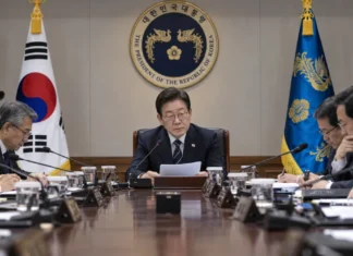 검찰청 폐지 후폭풍… 사법부 겨눈 탄핵·선거 압박에 권력분립 무너진다 권력의 집중을 보여주듯 굳은 표정으로 국무회의를 주재하고 있는 이재명 대통령의 모습