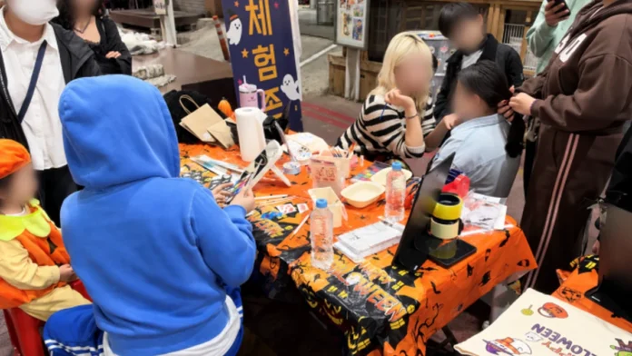 anseong-halloween-night-market-face-painting 안성맞춤시장 오싹야시장 체험존에서 페이스페인팅을 받는 어린이