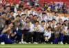 “군대 안 갑니다” 그 말이 가벼웠던 이유… 축구 금메달 병역특례는 누가 준 선물인가 아시안게임 남자축구 우승 뒤 금메달과 마스코트를 들고 환호하는 한국 대표팀 선수와 코칭스태프
