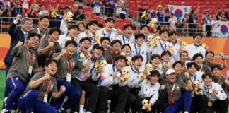 “군대 안 갑니다” 그 말이 가벼웠던 이유… 축구 금메달 병역특례는 누가 준 선물인가 아시안게임 남자축구 우승 뒤 금메달과 마스코트를 들고 환호하는 한국 대표팀 선수와 코칭스태프