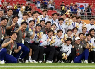 “군대 안 갑니다” 그 말이 가벼웠던 이유… 축구 금메달 병역특례는 누가 준 선물인가 아시안게임 남자축구 우승 뒤 금메달과 마스코트를 들고 환호하는 한국 대표팀 선수와 코칭스태프