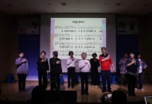 밤밭노인복지관 어르신 10명, 삶의 기억으로 만든 ‘우리에게도 처음이 있다’ 밤밭노인복지관 무대에서 자신의 생애 이야기를 공연하는 참여자들