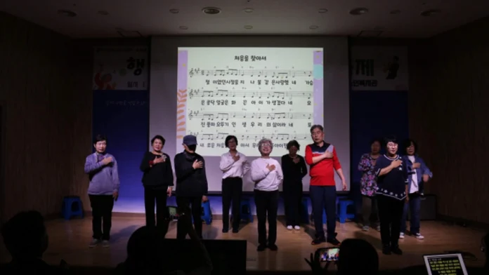 bambat-senior-life-story-performance 밤밭노인복지관 무대에서 자신의 생애 이야기를 공연하는 참여자들