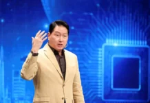 최태원 “20대로 돌아가면 창업”…청년에게 AI 시대 문제 해결 역량 강조 EBS 위대한 수업 무대에서 AI와 청년을 주제로 강연하는 최태원 SK그룹 회장