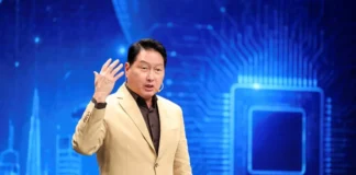 최태원 “20대로 돌아가면 창업”…청년에게 AI 시대 문제 해결 역량 강조 EBS 위대한 수업 무대에서 AI와 청년을 주제로 강연하는 최태원 SK그룹 회장