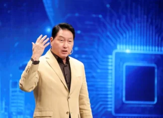 최태원 “20대로 돌아가면 창업”…청년에게 AI 시대 문제 해결 역량 강조 EBS 위대한 수업 무대에서 AI와 청년을 주제로 강연하는 최태원 SK그룹 회장